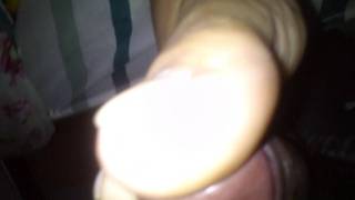 Mete una polla entre los dedos de sus pies