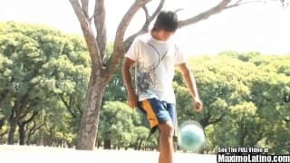 Este joven futbolista quiere un poco de sexo