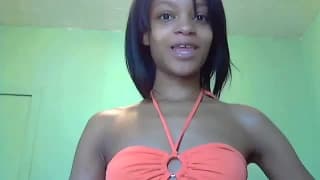 Esta negra se destapa frente a la cámara