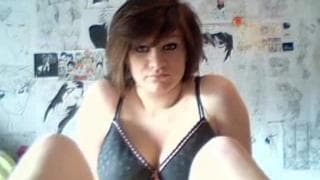 Escena con una morena que se exhibe