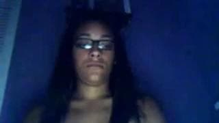 Esta negra seria sola frente a la cámara