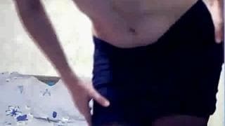 Se lo quita todo para tocarse en cámara