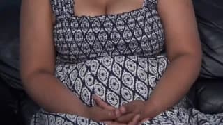 El tipo le sube la falda y la masturba