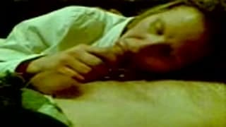 Esta milf adora chupar la verga de su hombre