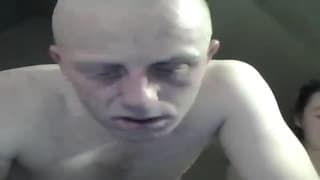 Un calvo poniendo a mamar a su morena