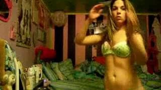 Esta linda bebé sabe cómo jugar rudo!