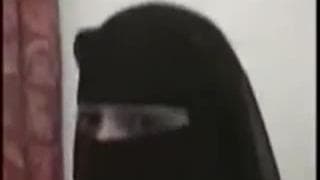 La esposa de un árabe es grabada follando