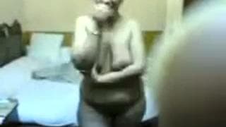 Mujer gorda con tetas grandes se acaricia.