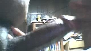 Este hombre pone su gran pene en su boca.