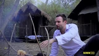 Una india lo rescata y luego se la folla