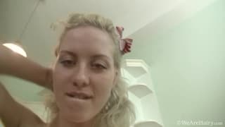 Nomi es una rubia que se ve caliente así