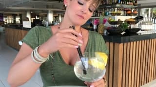 UNa Milf británica seduce con su cuerpo