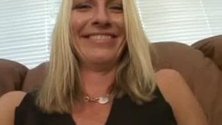 Esta rubia se sabe poner a cabalgar pija Esta rubia se sabe poner a cabalgar pija