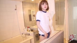 Dulce chica asiática muestra su parte trasera