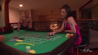 Maria Ozawa se deja coger en un trío sexual