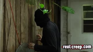 En lugar de robar en su casa, prefiere follar