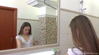 El coño de Gretta es peludo y sabroso