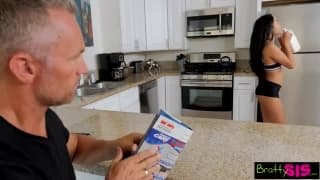 Jovencita ninfómana seduce a su hermanastro