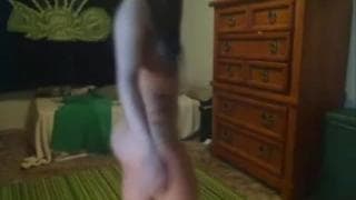 Pequeña morena baila para nosotros aquí