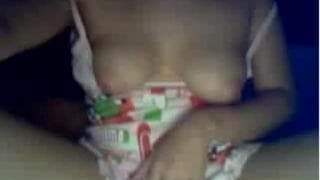 Sola se acaricia el cuerpo frente a nosotros