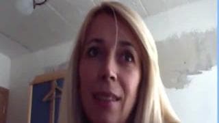 Rubia exhibiéndose en un chat de vídeo