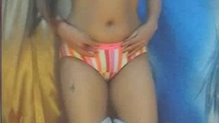 Puta morena tatuada mostrándose desnuda