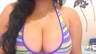 Unas lindas tetas enormes para disfrutar aquí