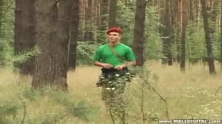 Soldadito verde masturbándose en un bosque