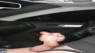 En el coche le dan ganas de mamar polla