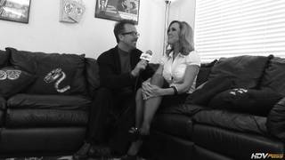 Brandi tiene a un hombre en su sofá