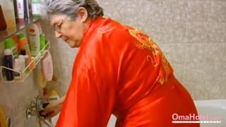 A la abuela se le ha calentado mucho el coño