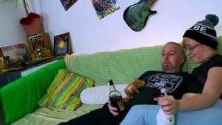 Celebran la navidad follándose a una amiga