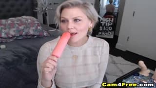 Rubia madura sabe como complacerse sola.