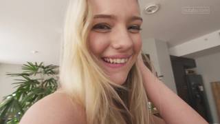 Hoy disfruta en la cocina con su cuerpo bello y sensual