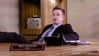 El jefe elige a Karley Grey para follar en el trabajo