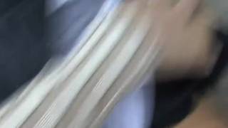 Jovencita curiosa cachonda seducida en el bosque