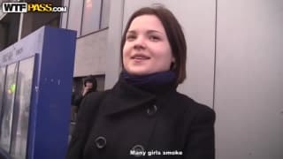 Hermosa jovencita acordó en un trío duro