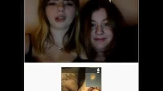 Un tío mayor exhibiendo su pequeña polla rechoncha