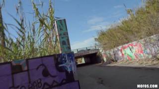 Por apenas unos dólares es capaz de mamrle el pito al aire libre