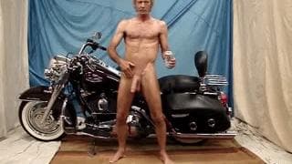 Este viejo se hace la paja en su moto