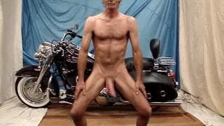 Maduro que se divierte en su moto de llujo