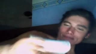 Este chico morena aprovecha en la webcam