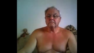 Viejo desnudo mostrando la polla en su webcam