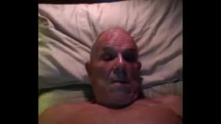 Un viejo que se graba desnudo con su webcam