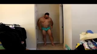 Este hombre peludo prueba ropa interior