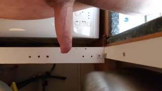 Una cámara espía nos dejará ver su polla