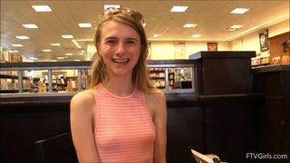 Rubia cachonda se desnuda en público sin pudor