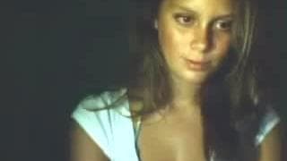 Jovencita bella usando sus deditos juguetones