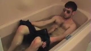 Este tío gay se masturba rico en la bañera