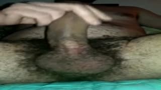 Un hombre peludo se masturba hasta correrse